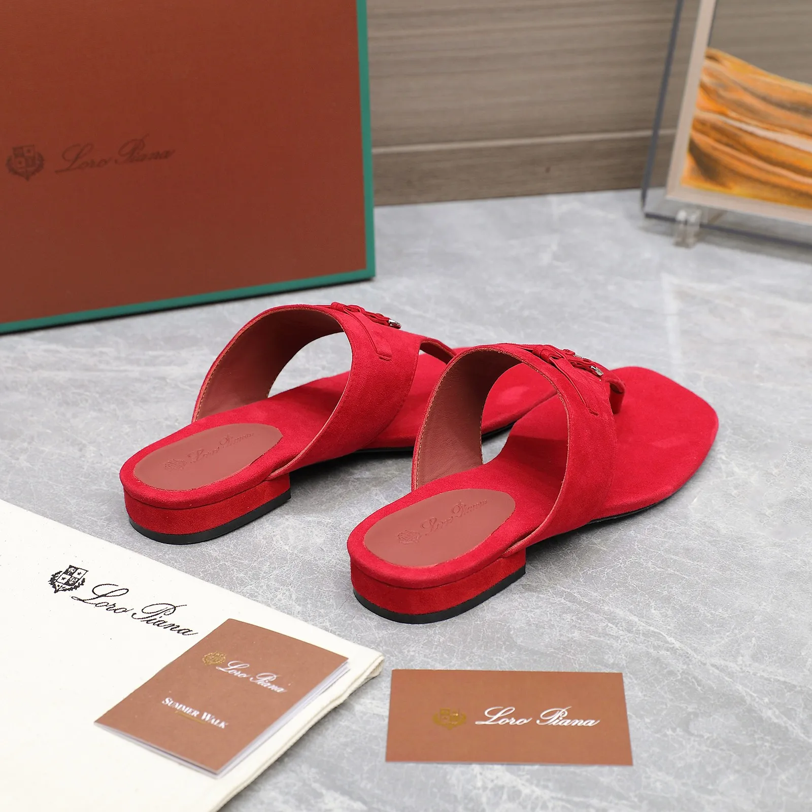 👟👟Ex-factory price 560👟👟 Purchasing-grade [Loro Piana] LP Mindil series T-strap thong sandals ✔️Top quality ✔️Soft sheep leather forms a tailor-made band that meets at the top of the upper and is fixed by a strong elastic ankle design. One is adorned with a discreet horn padlock, the other a gold circle badge. With its simple construction and sophisticated feel, these sandals are ideal for summer. ✔️Material: imported sheepskin fabric, sheepskin lining and feet ✔️Imported genuine leather outsole ✔️Code number: 35-42 (35/41/42 custom-made, non-refundable)